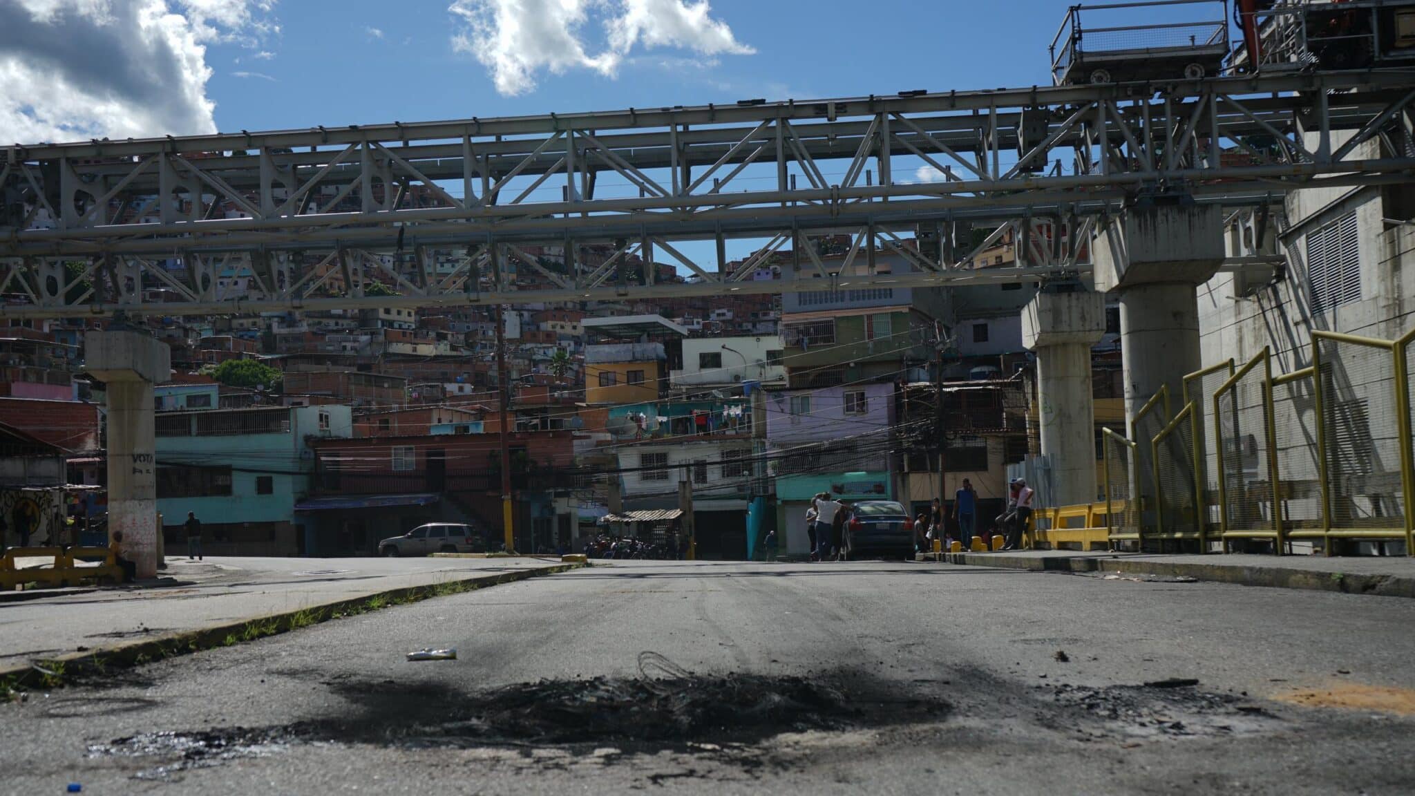 En imágenes: Caracas amaneció desolada tras una larga jornada de protestas 