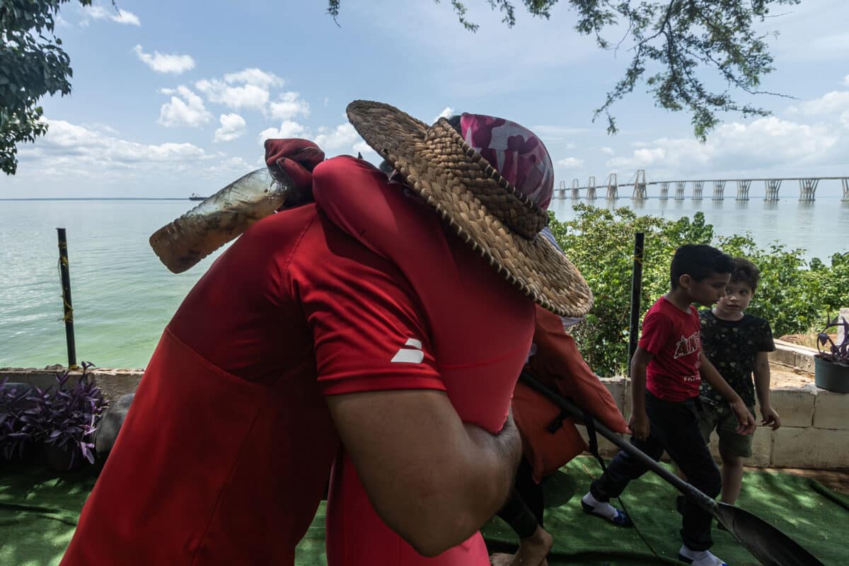 La venezolana María de los Ángeles Ferrer logró un hito al cruzar el lago de Maracaibo haciendo paddle surf