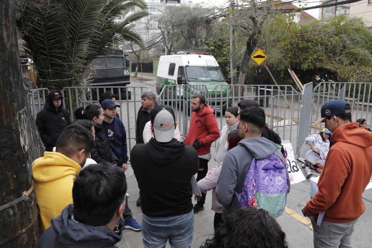 Venezolanos podrán salir de Chile con documentos vencidos