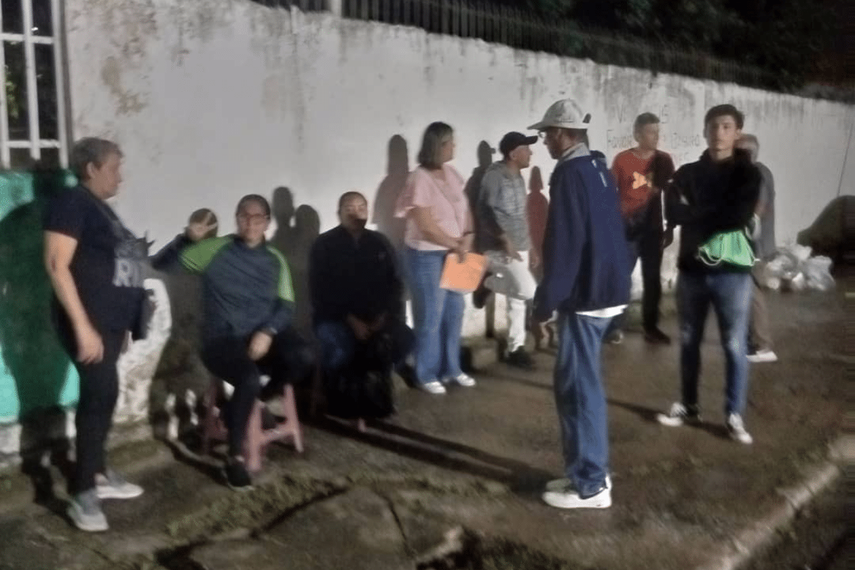 Venezolanos hacen fila en los centros de votación horas antes de las elecciones presidenciales 