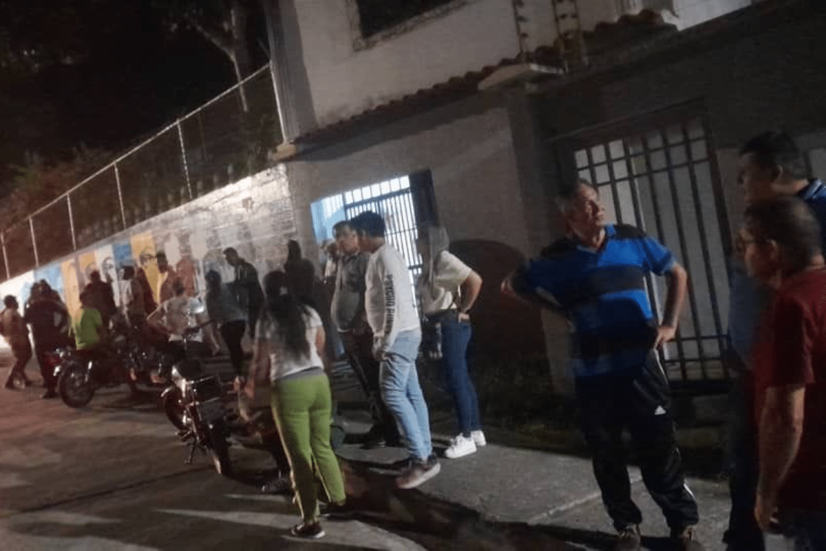 Venezolanos hacen fila en los centros de votación horas antes de las elecciones presidenciales