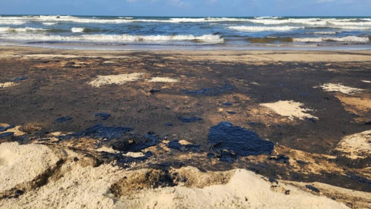 Alertan que el derrame de petróleo en Falcón podría extenderse al Parque Nacional Morrocoy