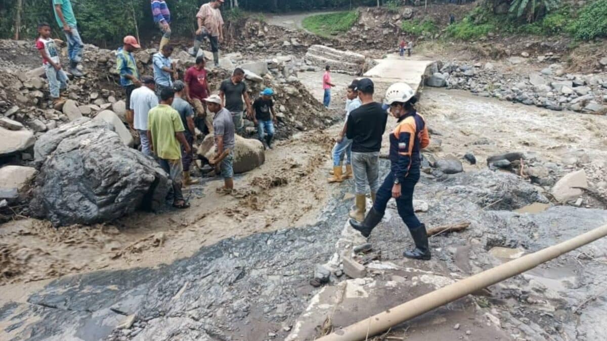 Two streams overflowed due to rain in Lara