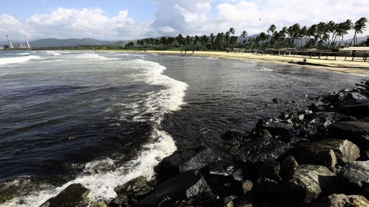 Alertan que el derrame de petróleo en Falcón podría extenderse al Parque Nacional Morrocoy