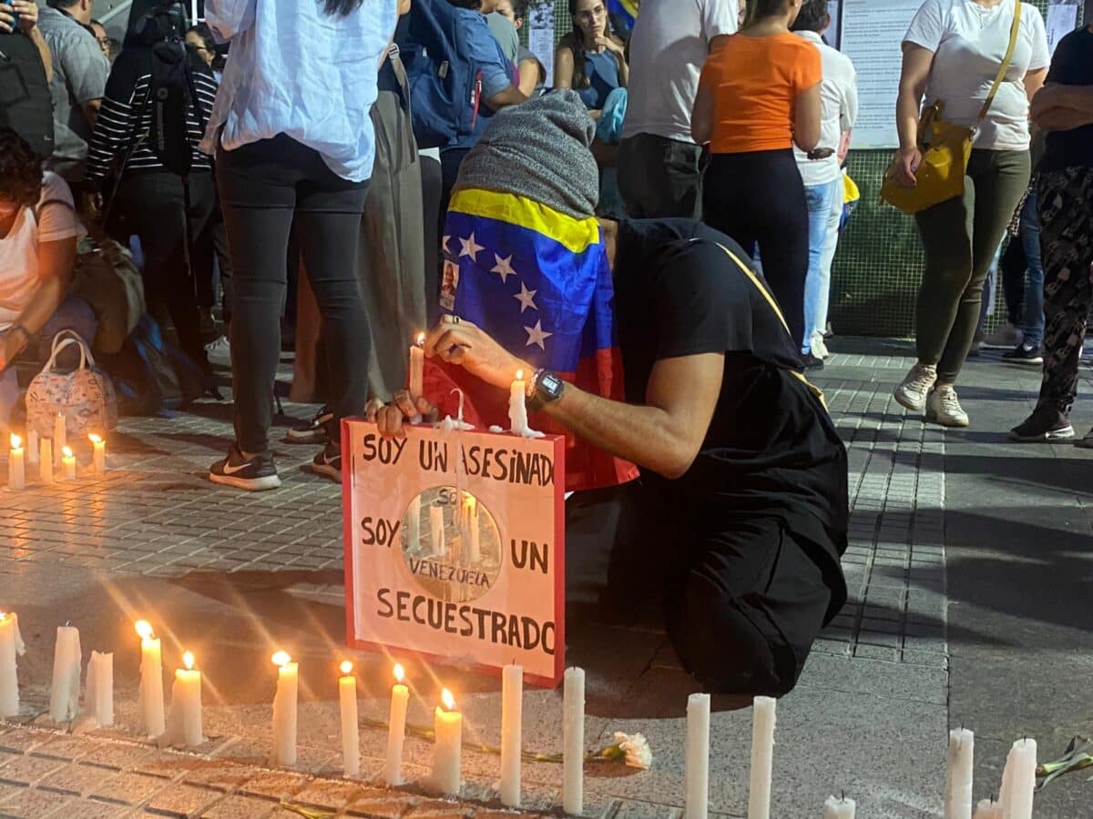 En imágenes: así transcurre la vigilia en Caracas para pedir la libertad de los presos políticos convocada por la oposición