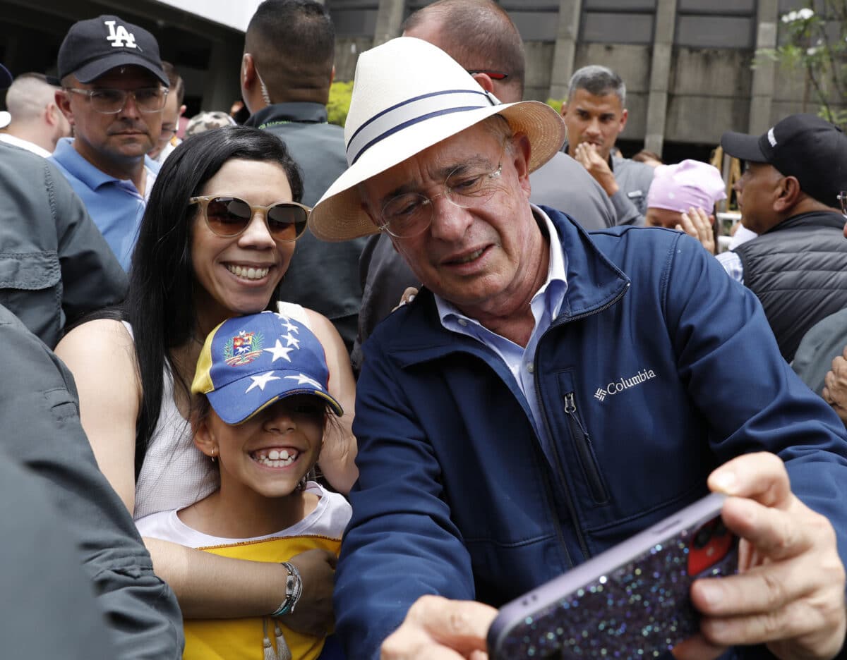 Cientos de personas manifestaron en Medellín en apoyo a los venezolanos tras elecciones 