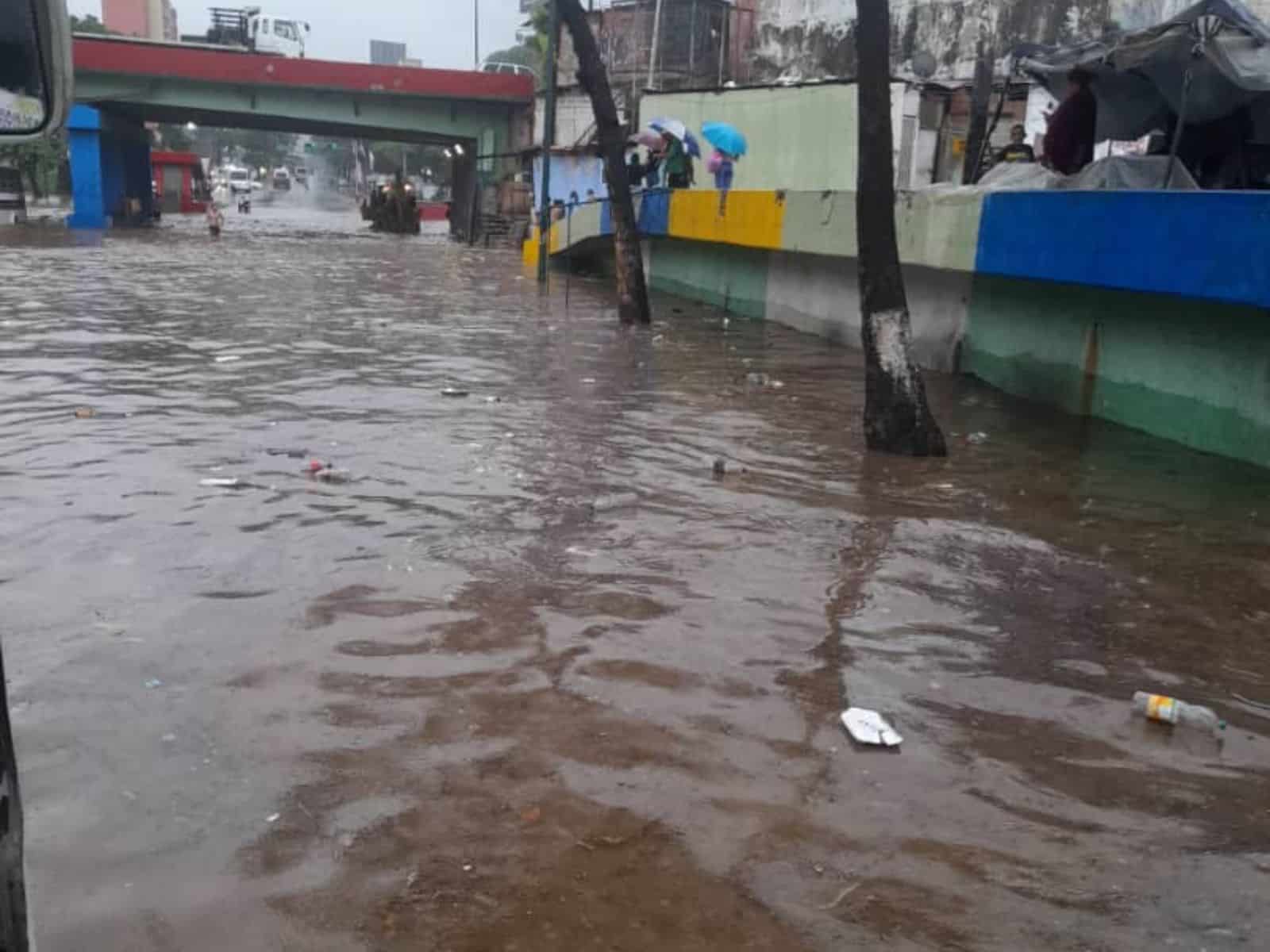 Rains in the Capital District and Miranda caused flooding and electrical failures