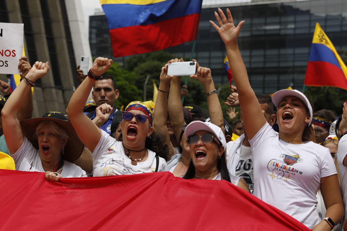 Cientos de personas manifestaron en Medellín en apoyo a los venezolanos tras elecciones 