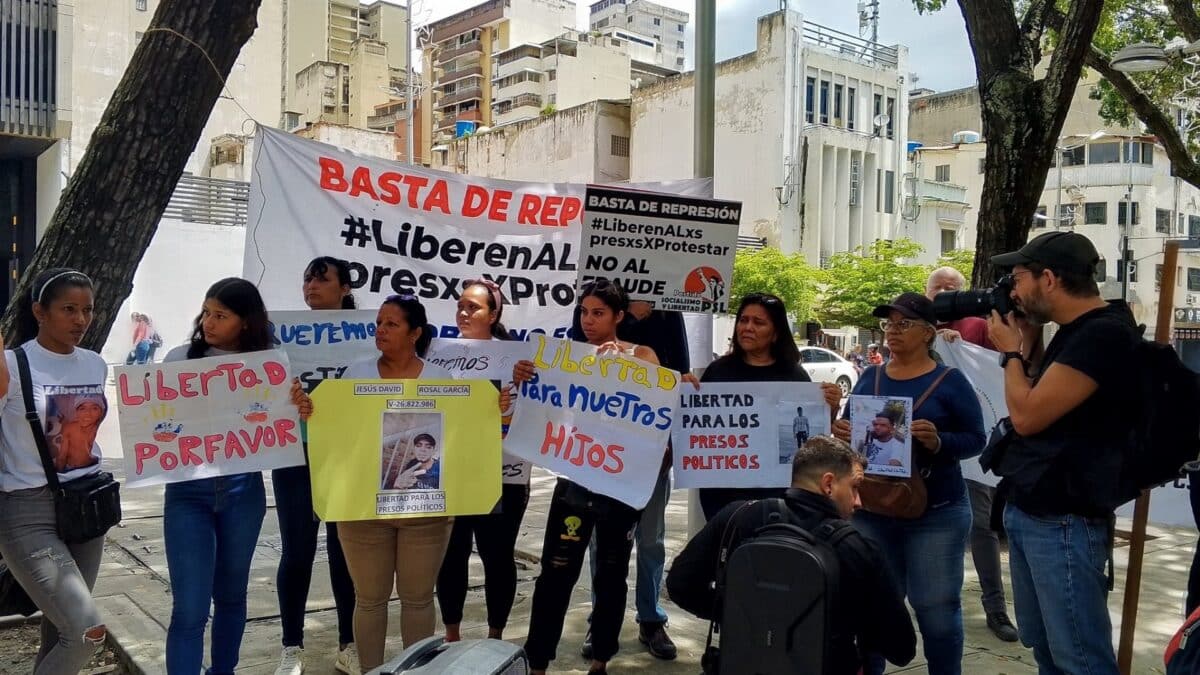 Familiares de adolescentes detenidos en el contexto poselectoral protestan frente a la sede del MP en Caracas 