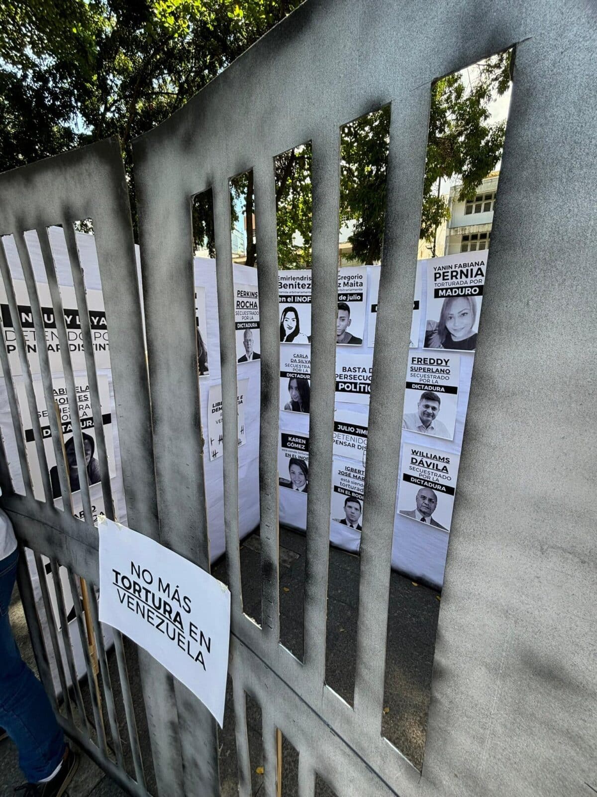 Ciudadanos marchan hacia la Embajada de Brasil en Caracas para pedir la liberación de los presos políticos en Venezuela