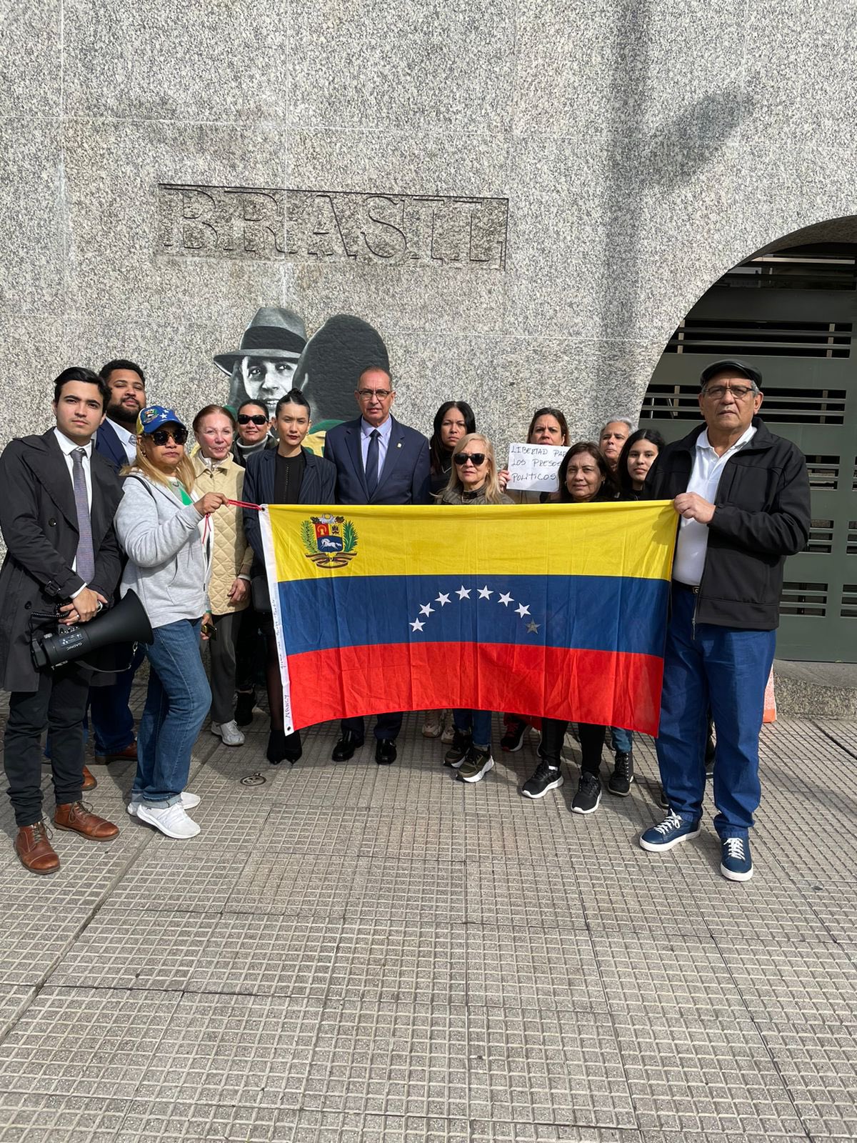 Citizens marched to the Brazilian Embassy in Caracas to demand the release of political prisoners in Venezuela