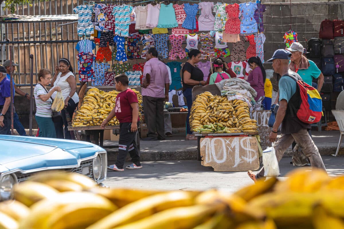 ¿Qué impacto tiene la brecha entre los tipos de cambio en la economía venezolana?