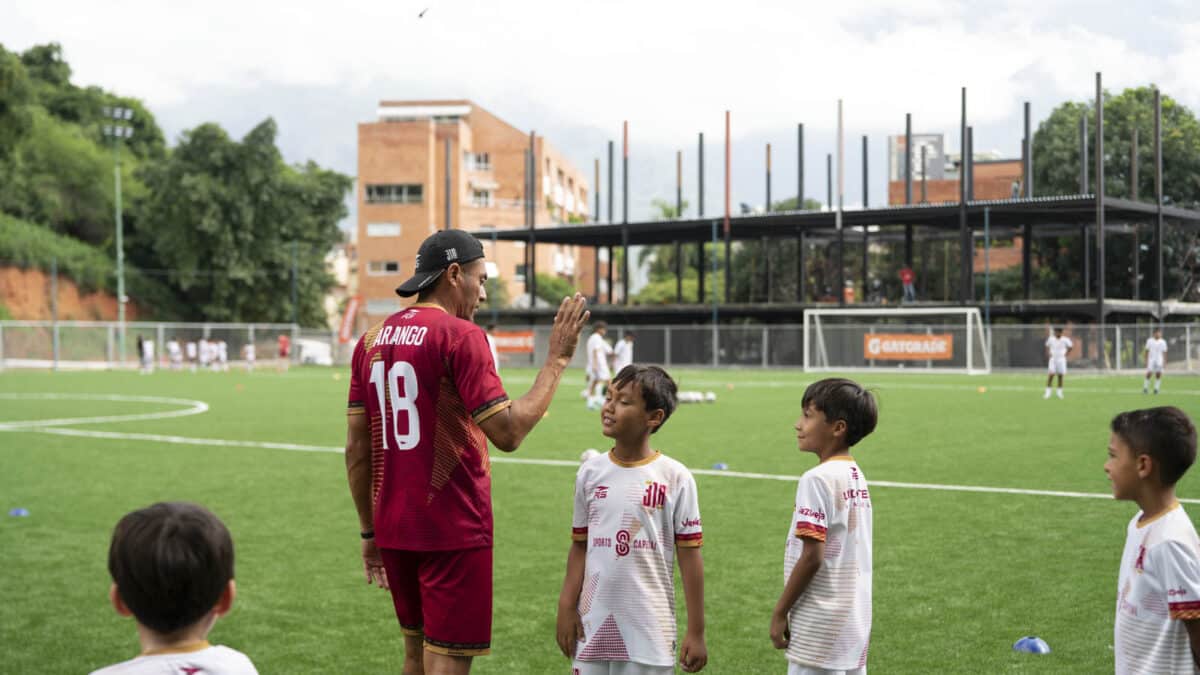 El legado de Juan Arango: inspirar a los futuros talentos del fútbol nacional