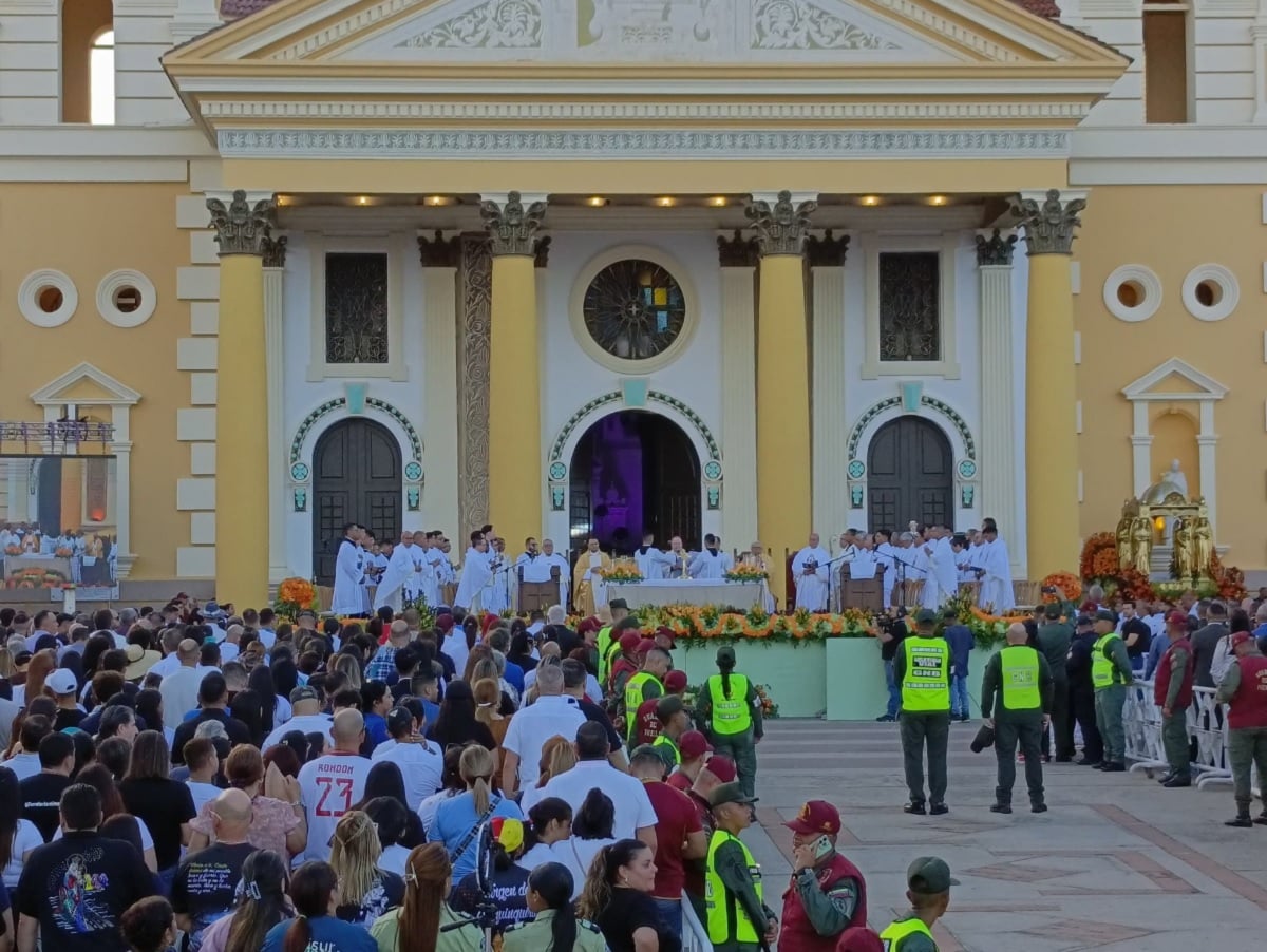 This is how the descent of the Virgin of La Chinita takes place in Maracaibo