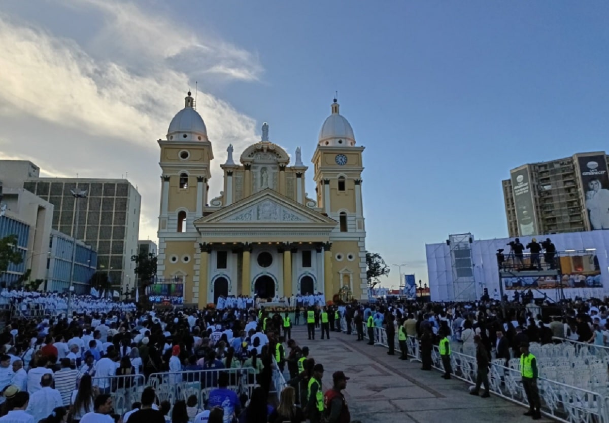 Así transcurre la bajada de la Virgen de La Chinita en Maracaibo