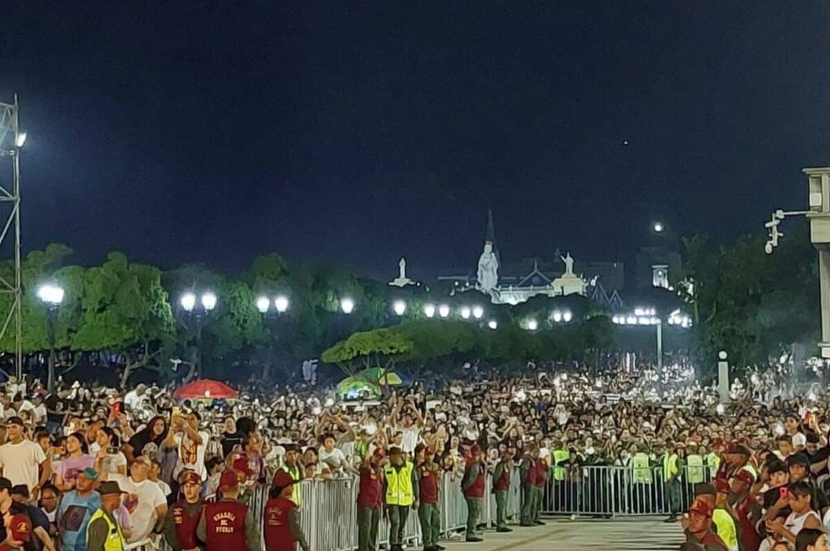 This is how the descent of the Virgin of La Chinita takes place in Maracaibo