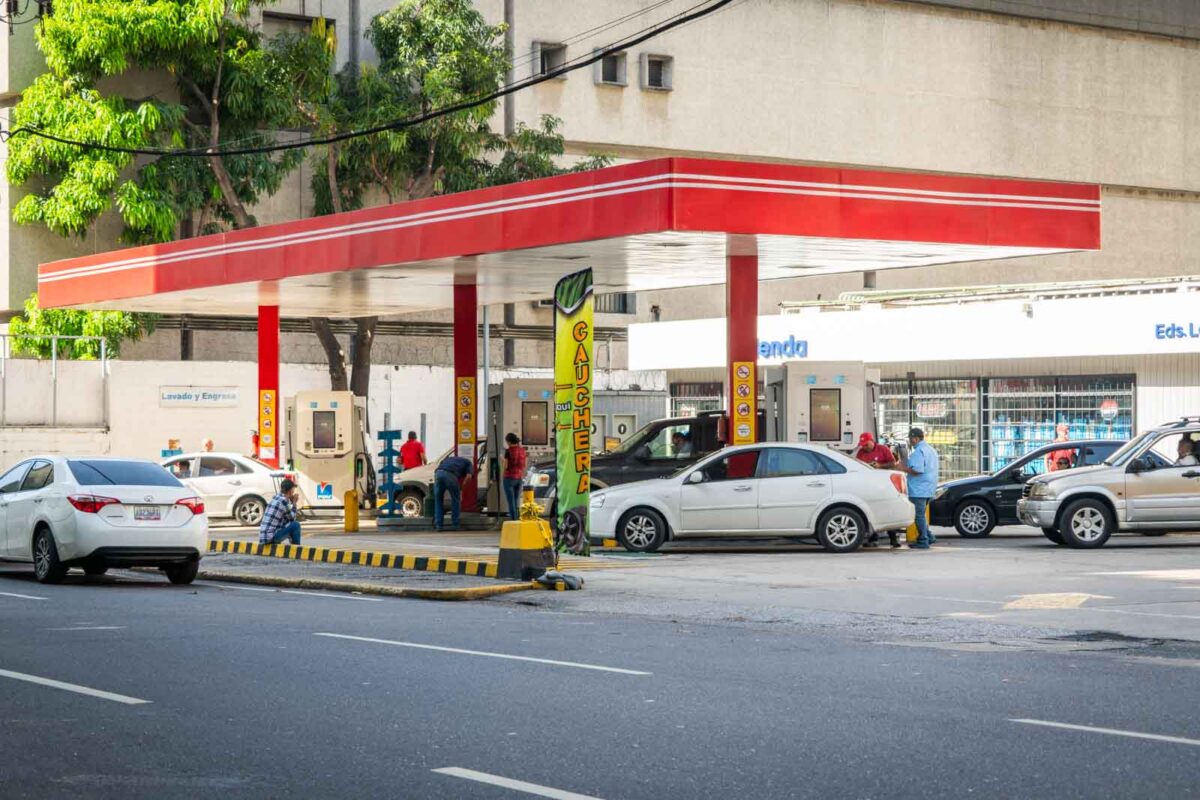 Cronograma de distribución de gasolina Estaciones de servicio, Gasolineras en Caracas, Precios de gasolina en Caracas, Abastecimiento de combustible en Caracas, Estaciones de servicio en Caracas, Combustible en Venezuela, Noticias sobre gasolineras en Caracas, Tarifas de gasolina en Caracas, Escasez de gasolina en Caracas, Rutas para conseguir gasolina en Caracas, Situación de las gasolineras en Caracas, Últimas noticias de combustible en Caracas, Suministro de petróleo en Caracas, Combustible barato en Caracas, Problemas de abastecimiento de gasolina en Caracas, Estadísticas de precios de gasolina en Caracas, Seguridad en gasolineras de Caracas, Abastecimiento de gasolina en Venezuela, Transporte y combustible en Caracas, Medidas gubernamentales sobre gasolina en Caracas, El Diario, José Daniel Ramos