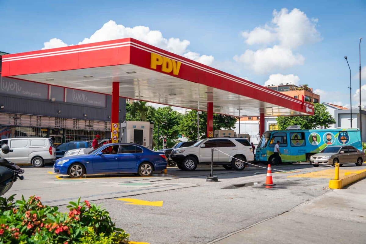 Estaciones de servicio, Gasolineras en Caracas, Precios de gasolina en Caracas, Abastecimiento de combustible en Caracas, Estaciones de servicio en Caracas, Combustible en Venezuela, Noticias sobre gasolineras en Caracas, Tarifas de gasolina en Caracas, Escasez de gasolina en Caracas, Rutas para conseguir gasolina en Caracas, Situación de las gasolineras en Caracas, Últimas noticias de combustible en Caracas, Suministro de petróleo en Caracas, Combustible barato en Caracas, Problemas de abastecimiento de gasolina en Caracas, Estadísticas de precios de gasolina en Caracas, Seguridad en gasolineras de Caracas, Abastecimiento de gasolina en Venezuela, Transporte y combustible en Caracas, Medidas gubernamentales sobre gasolina en Caracas, El Diario, José Daniel Ramos