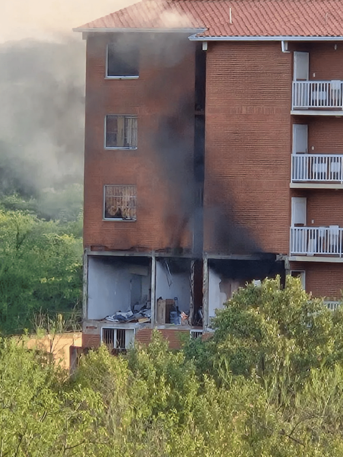 En imágenes: una persona resultó herida por la explosión en un apartamento en Anzoátegui 