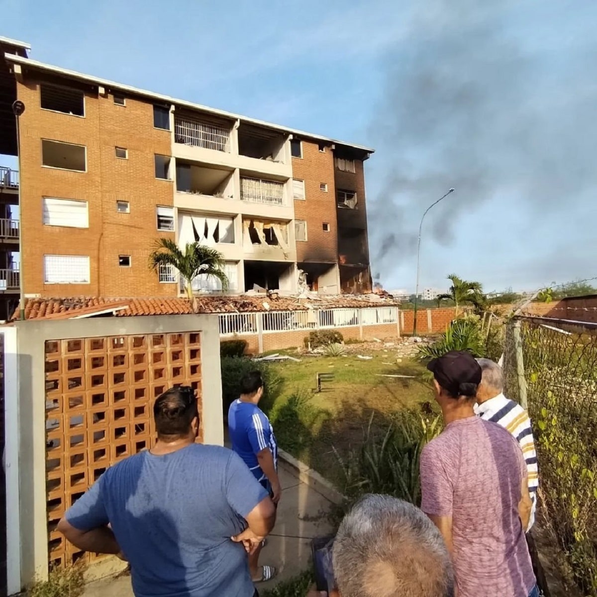 En imágenes: una persona resultó herida por la explosión en un apartamento en Anzoátegui 