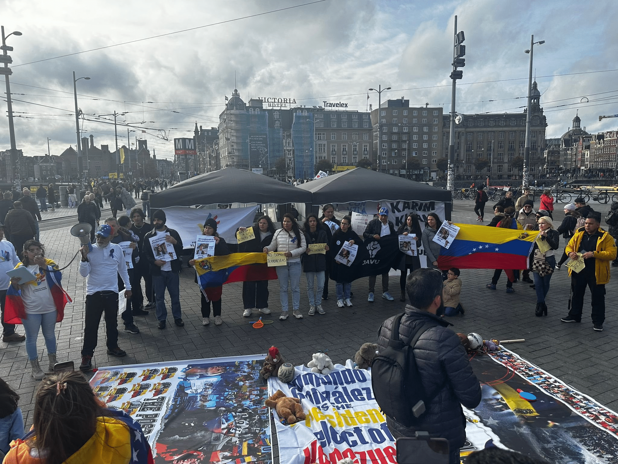 En imágenes: Así transcurre la concentración mundial por la liberación de los menores de edad detenidos en Venezuela