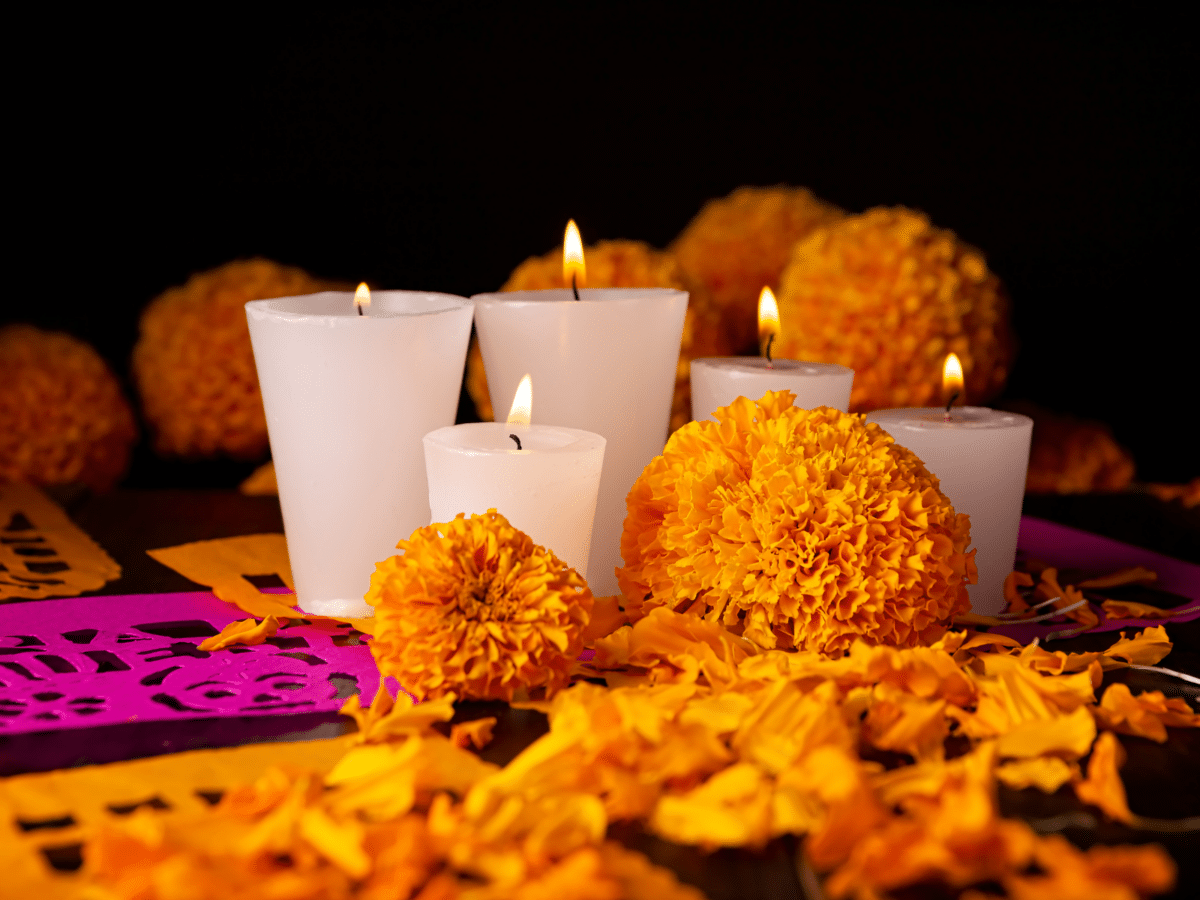 What does the marigold flower represent on the Day of the Dead in Mexico?