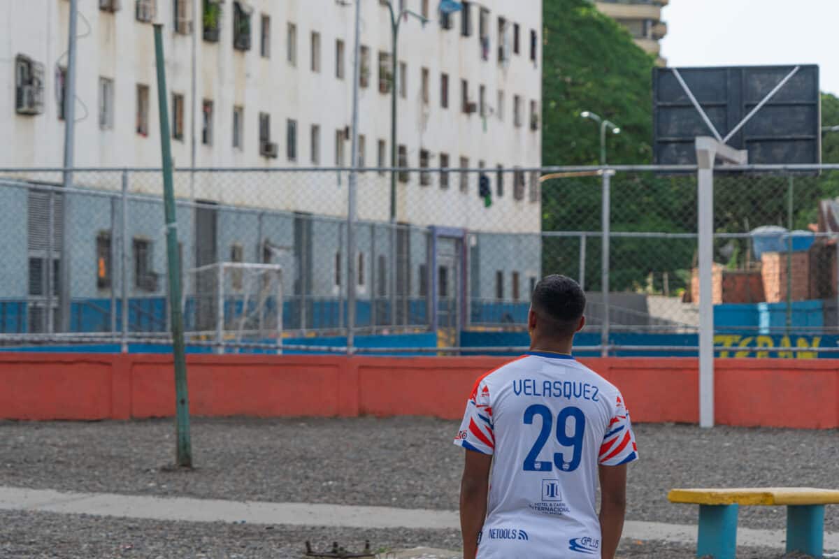 Carlos Velásquez: la joven promesa que construye su camino dentro del fútbol venezolano