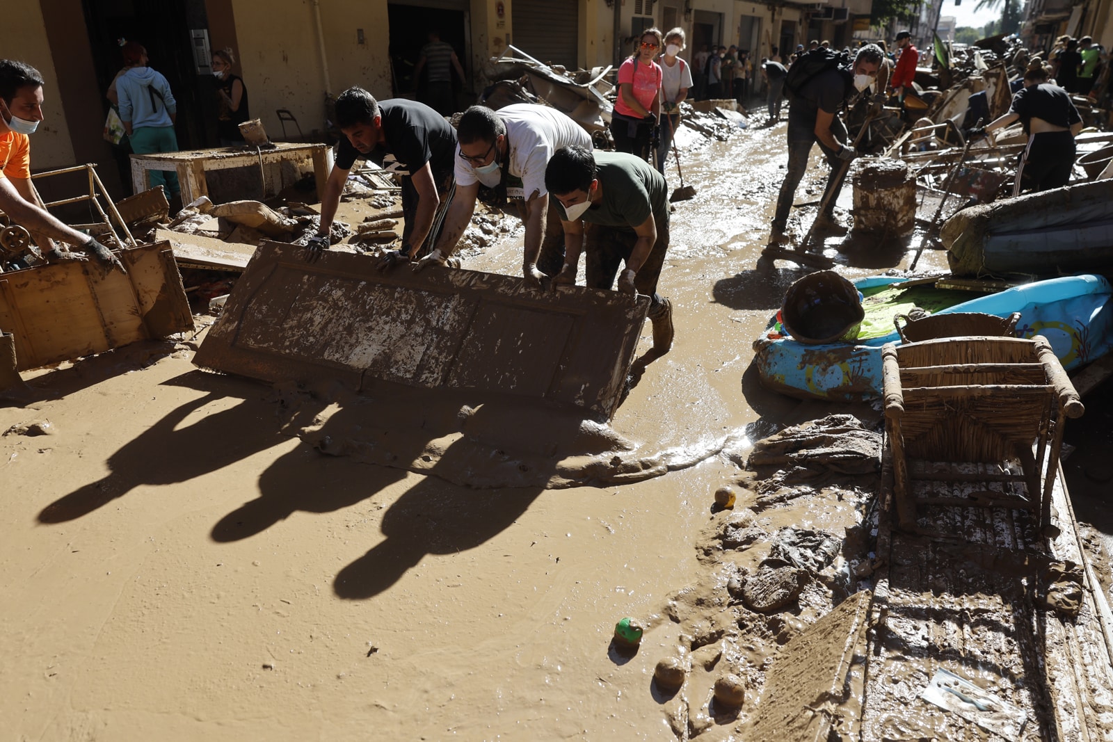 In images: volunteers travel to Valencia to help those affected by the floods in Spain