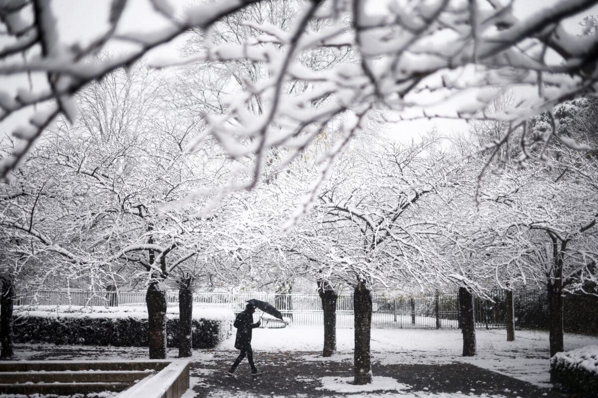 Un temporal de nieve mantiene en alerta más de 30 departamentos en Francia 