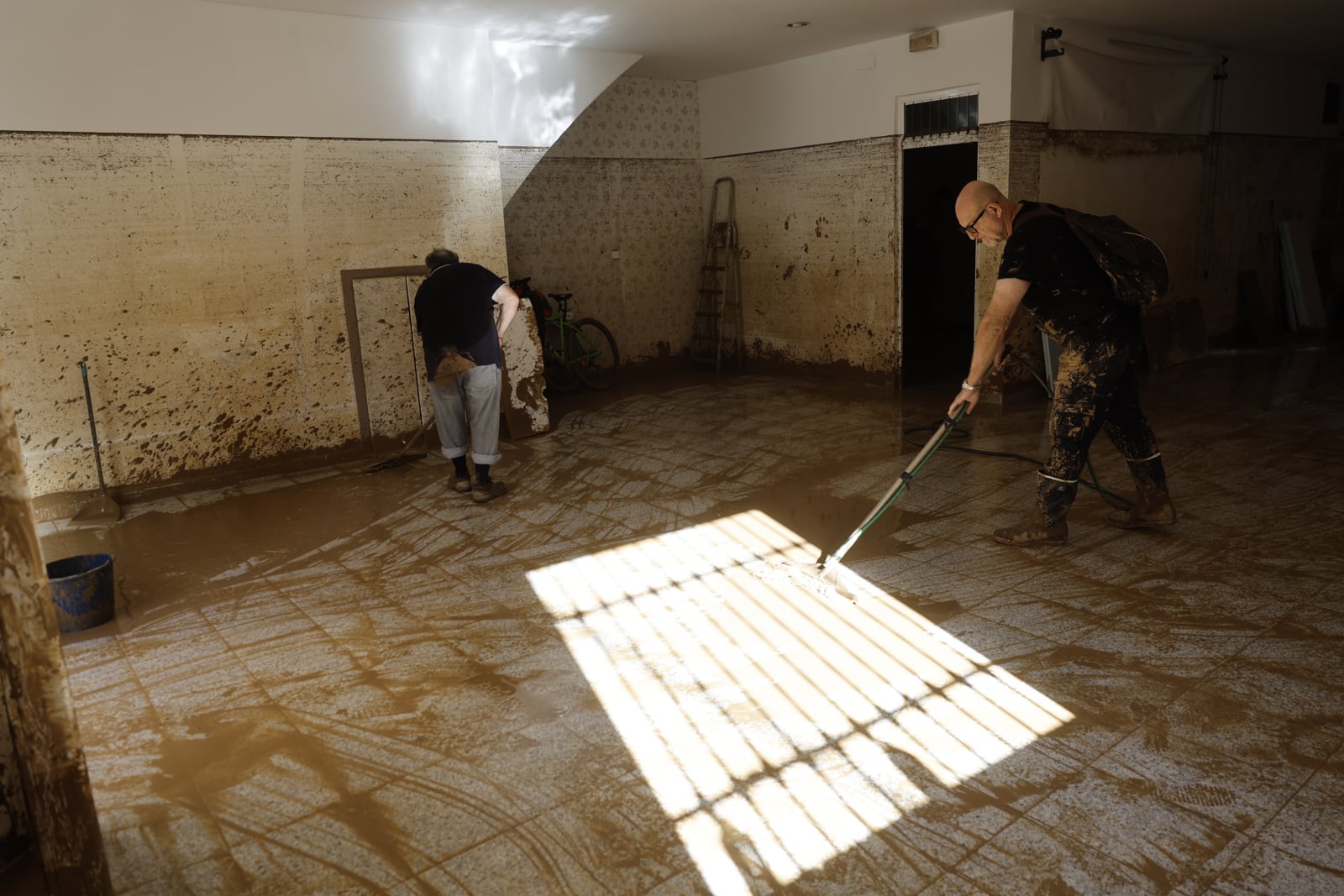 In images: volunteers travel to Valencia to help those affected by the floods in Spain