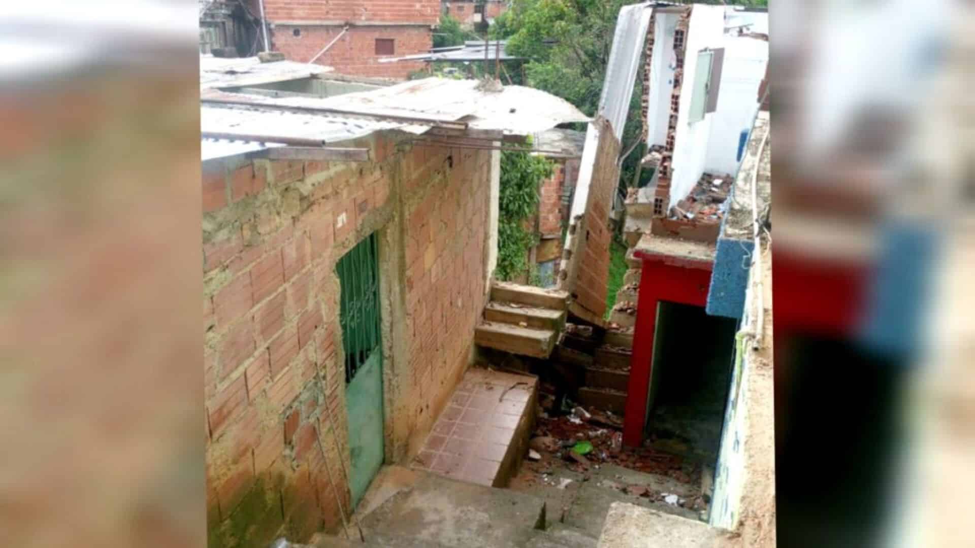 Dos personas murieron tapiadas por el derrumbe de una vivienda en Caricuao 