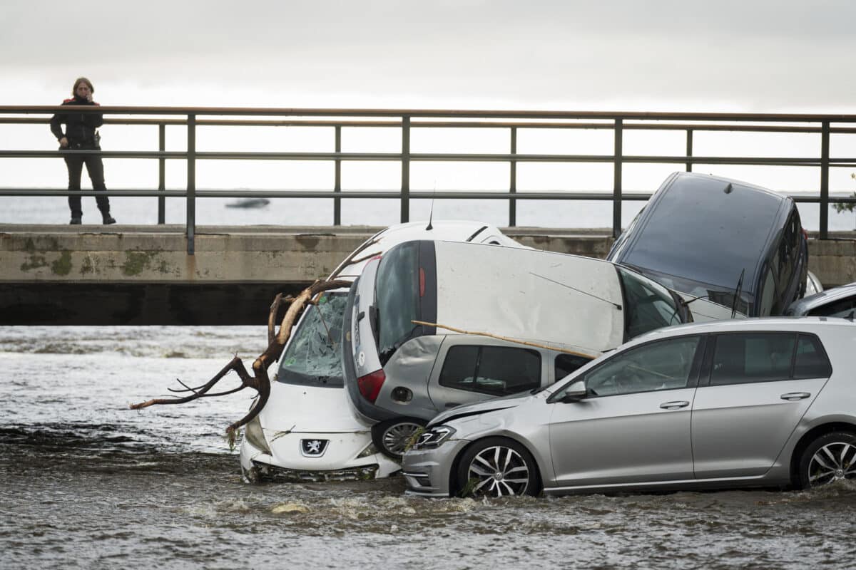 Nuevas lluvias inundaron una localidad en Cataluña y arrastraron al menos 30 vehículos 