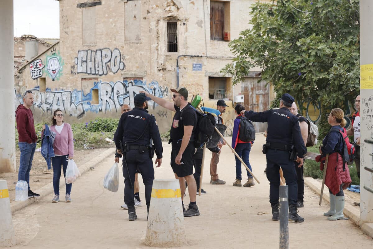 Migrantes venezolanos ayudan a los afectados por el temporal en España