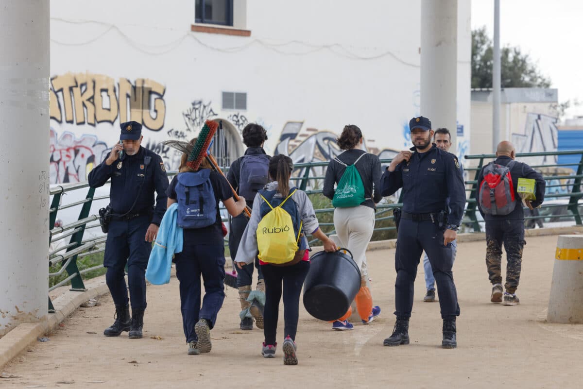 Venezuelan migrants help those affected by the storm in Spain