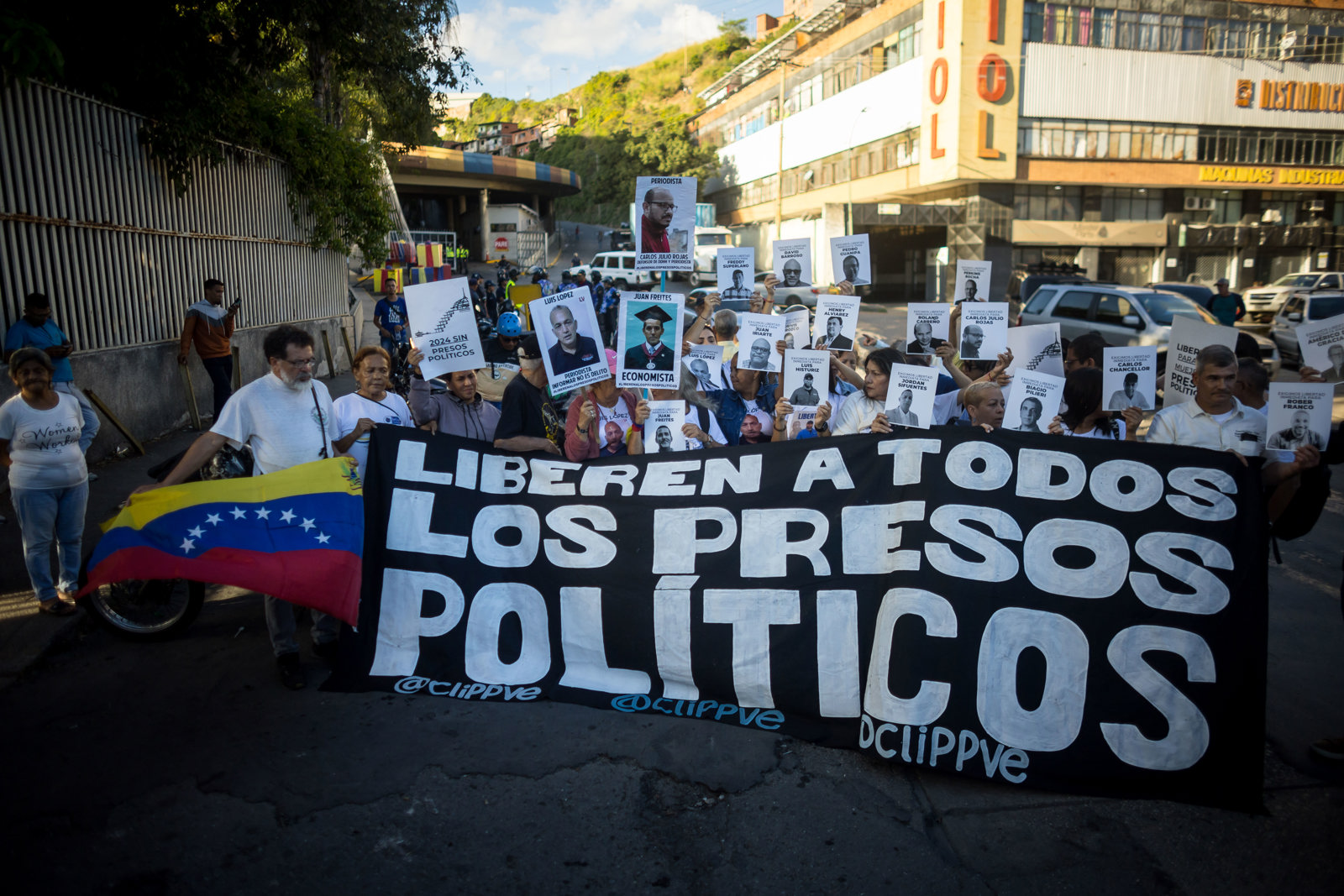 En imágenes: Familiares de presos políticos realizaron una vigilia para exigir su libertad frente a El Helicoide