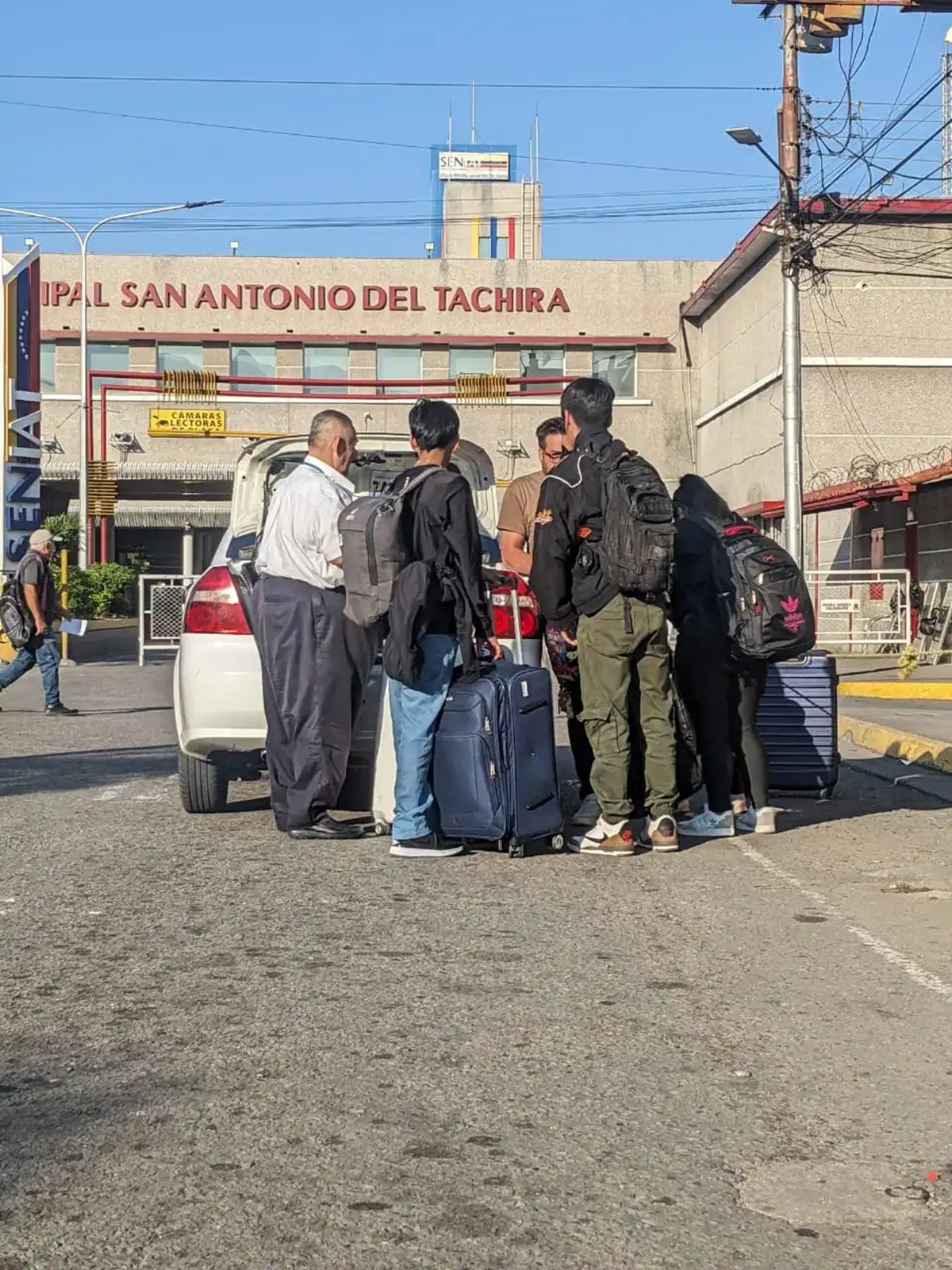 Comercios desolados, camiones retenidos y viajeros varados: los efectos del cierre temporal de la frontera colombo-venezolana