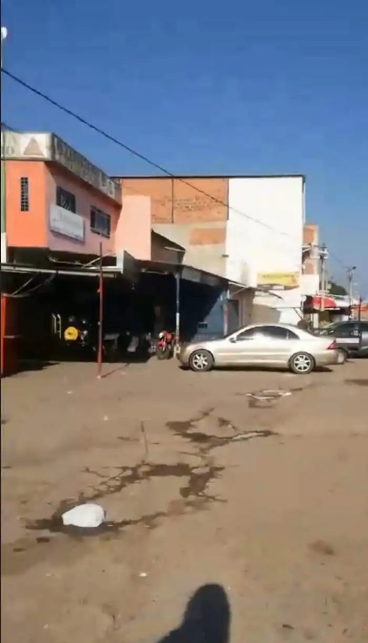 Comercios desolados, camiones retenidos y viajeros varados: los efectos del cierre temporal de la frontera colombo-venezolana