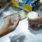 Provea considera una "burla" el salario mínimo en Venezuela de un dólar por mes OVF: el tipo de cambio podría llegar a los 100 bolívares por dólar para finales de 2025