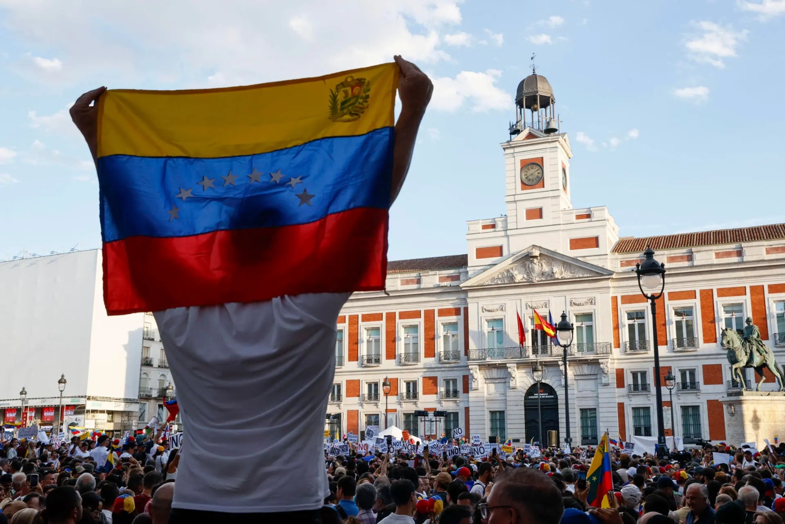 España entre los países europeos que más permisos de residencia han ofrecido: ¿cómo pedirlo y cuáles son los requisitos?