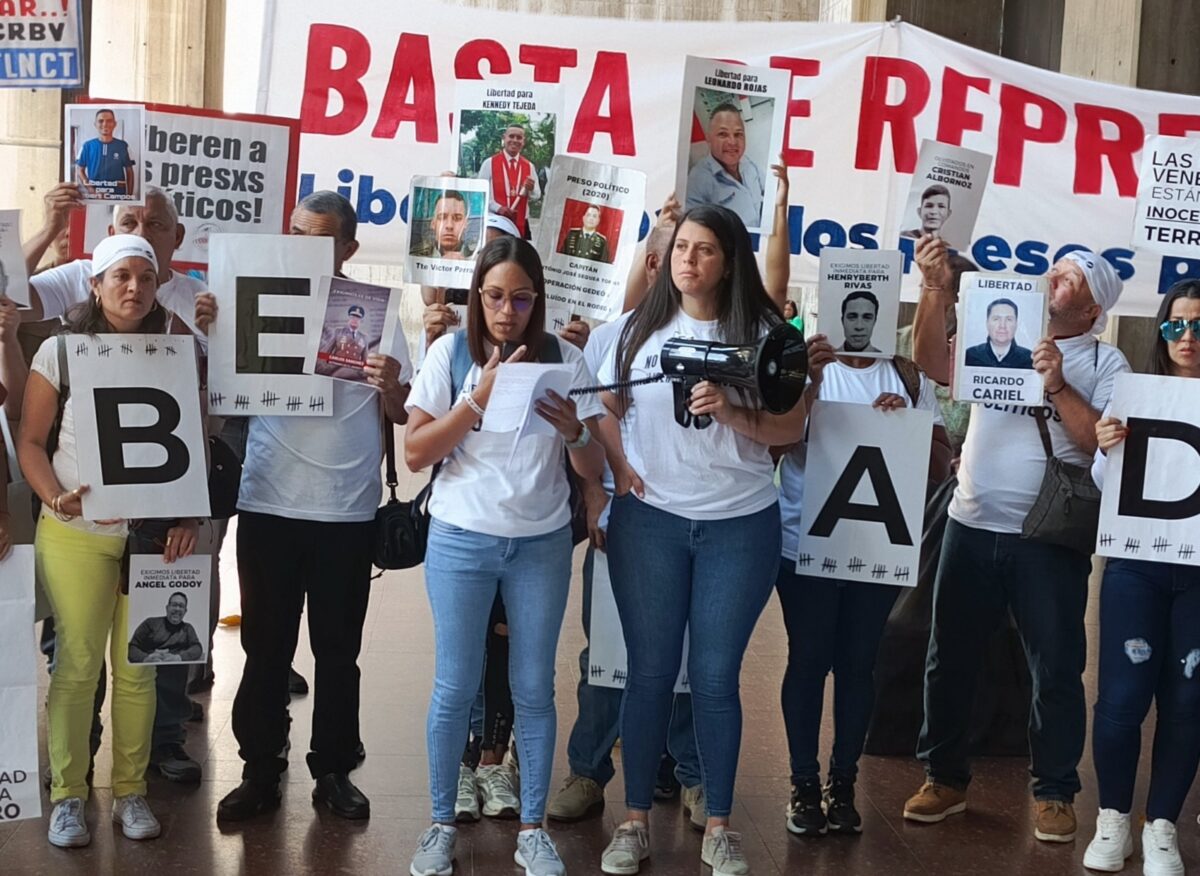 Ruta por la Justicia: familiares de presos políticos se concentran frente a la Defensoría del Pueblo