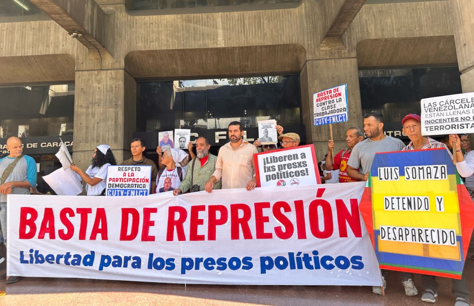 Ruta por la Justicia: familiares de presos políticos se concentran frente a la Defensoría del Pueblo