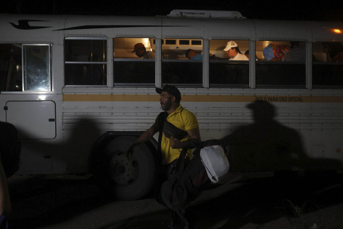 180 migrantes viajan en barco desde Panamá a Colombia por no poder establecerse en EE UU: los detalles