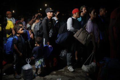 180 migrantes viajan en barco desde Panamá a Colombia por no poder establecerse en EE UU: los detalles
