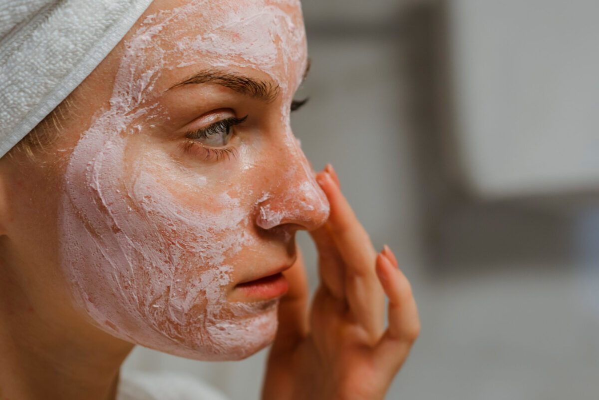 Rutinas de skincare: cómo afecta el uso excesivo de cosméticos a la piel
