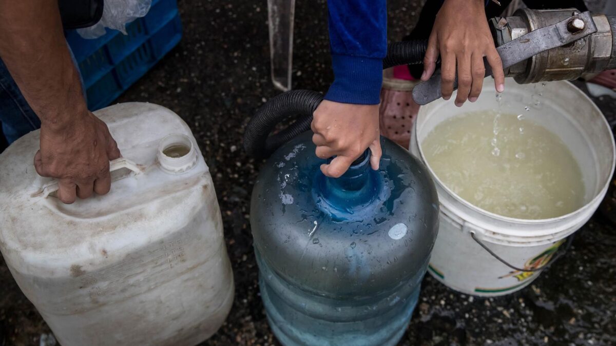 ¿Cuáles son las medidas que aplican los venezolanos para sobrellevar las fallas del servicio de agua en el país?
