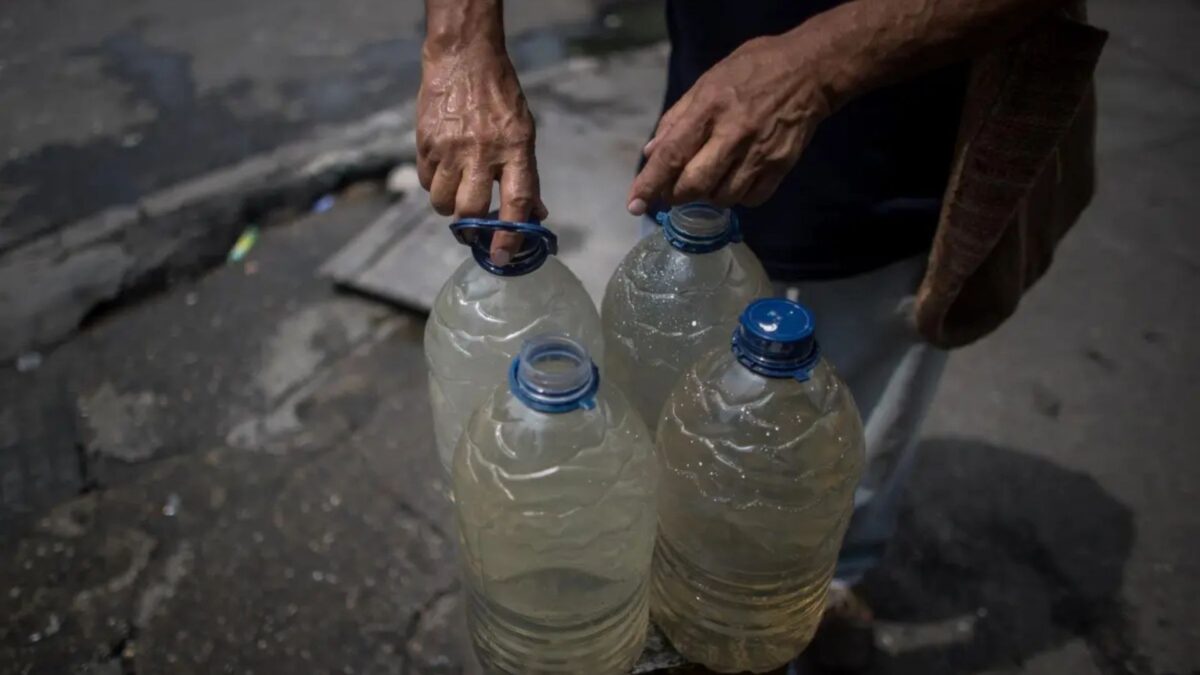 ¿Cuáles son las medidas que aplican los venezolanos para sobrellevar las fallas del servicio de agua en el país?