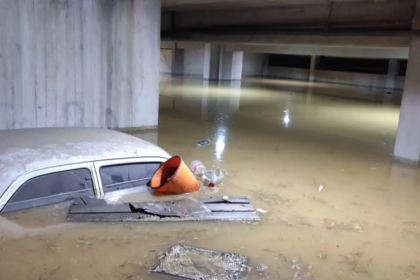 Rotura de tubería matriz provocó inundación dentro de un estacionamiento en San Antonio de los Altos: lo que se sabe 