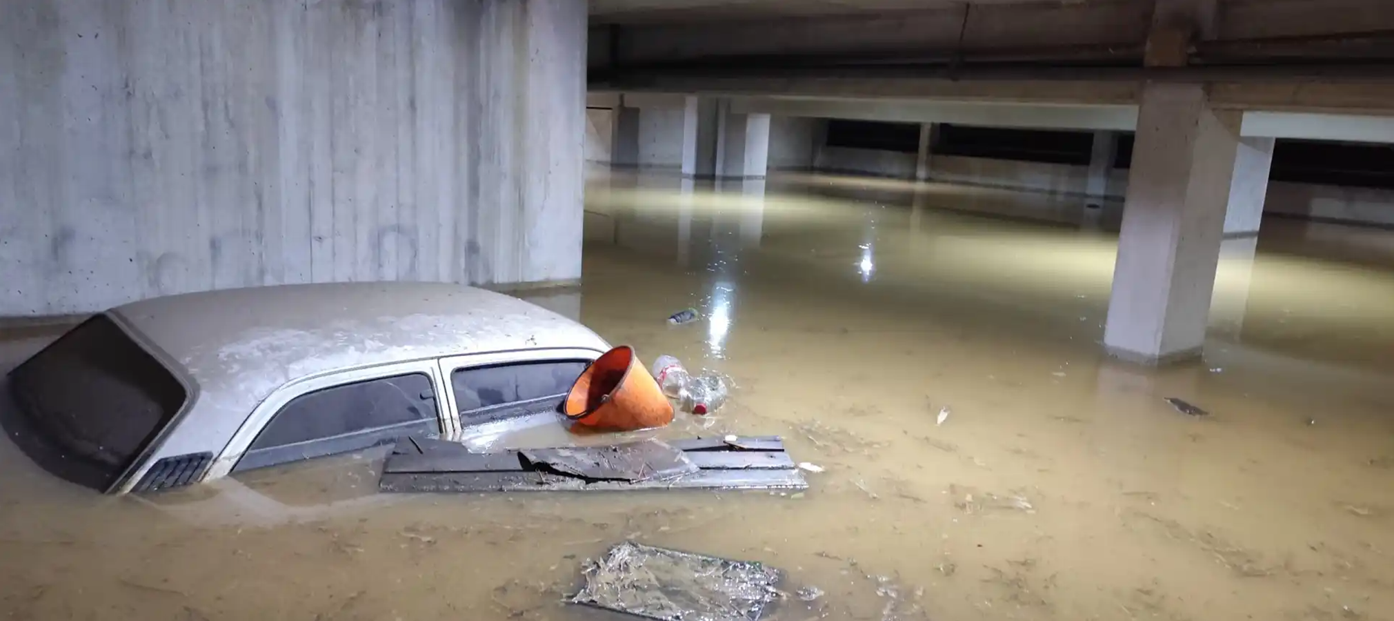 Rotura de tubería matriz provocó inundación dentro de un estacionamiento en San Antonio de los Altos: lo que se sabe 