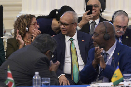 ¿Quién es Ramdin, el nuevo secretario general de la OEA que promete diálogo con Maduro?