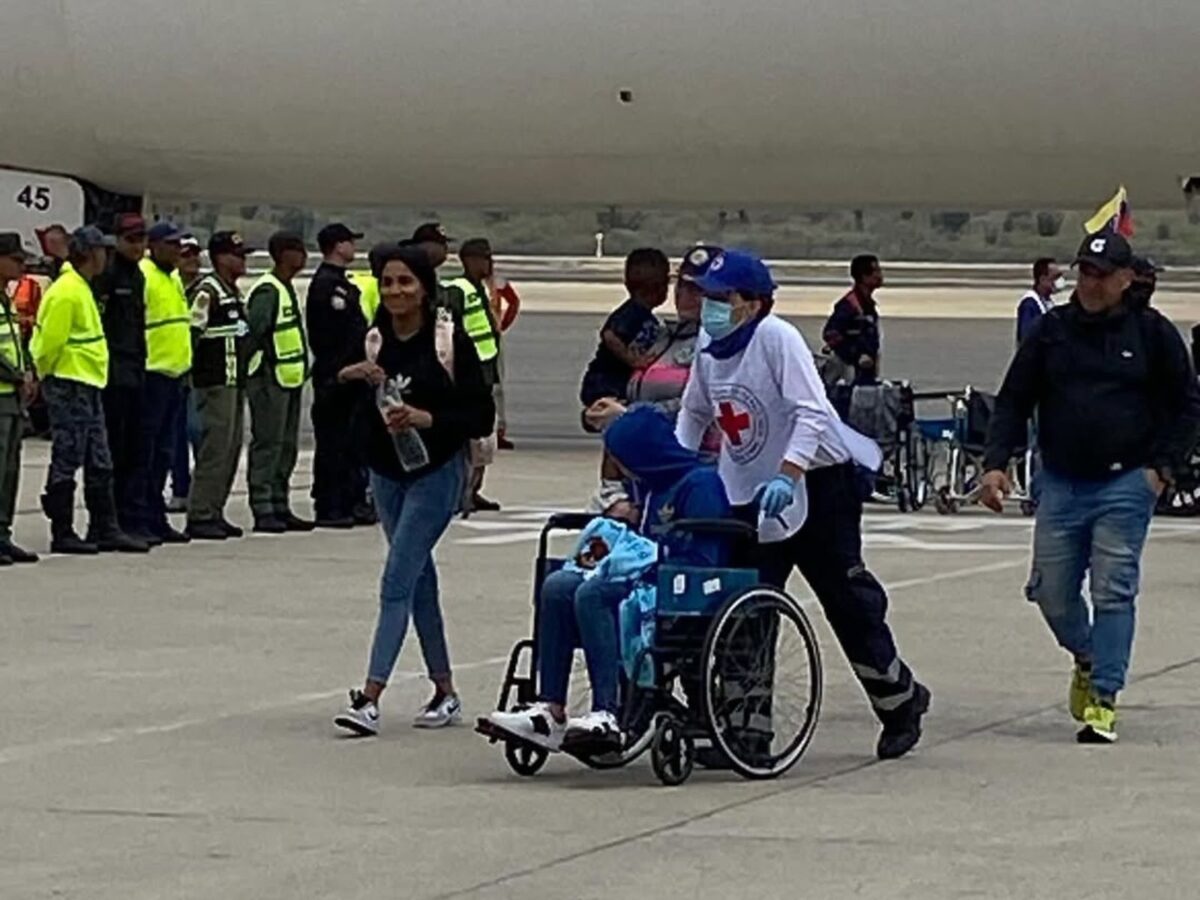 La Cruz Roja Venezolana ha atendido a más de mil migrantes venezolanos de los vuelos de deportación desde EE UU
